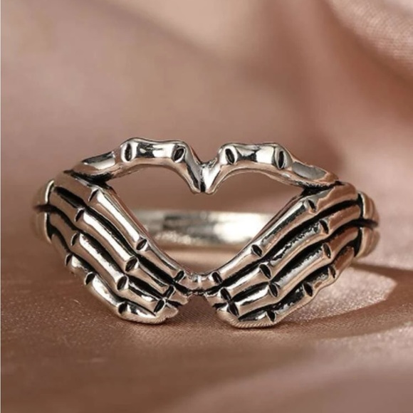 🆕 Skeleton Heart Ring - Picture 4 of 5